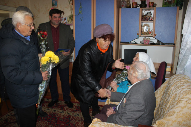 30 правнуков и 18 внуков, - супружескую пару из Кривого Рога поздравили с 70 годовщиной свадьбы