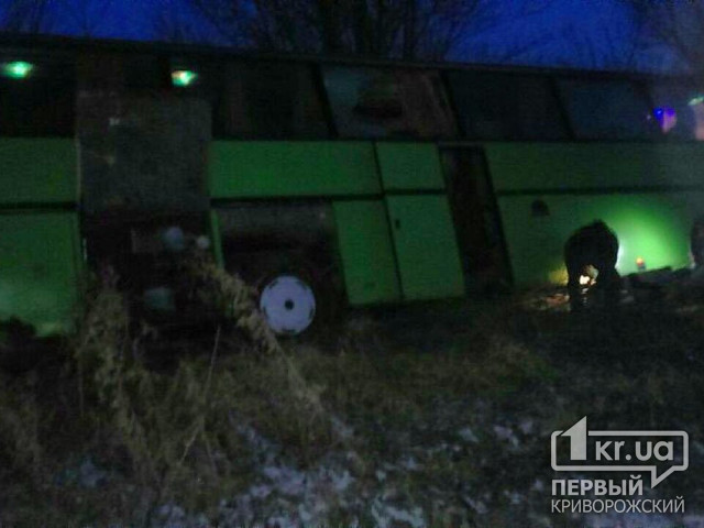 Под Кривым Рогом пассажирский автобус слетел в кювет