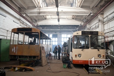Кризис капитальному ремонту не помеха: Как криворожские мастера возвращают к жизни старые троллейбусы