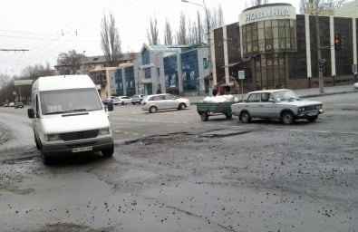 Крупные ямы на перекрестке Гагарина и Буденного не дают жизни криворожским водителям