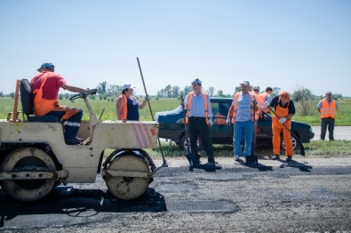 Комиссия Днепропетровской ОГА заставила подрядчика заново ремонтировать дорогу