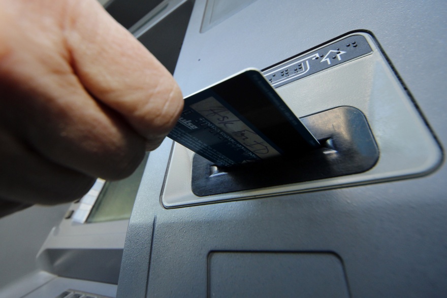 Областные милиционеры раскрыли новую схему мошенничества с банкоматами на Днепропетровщине