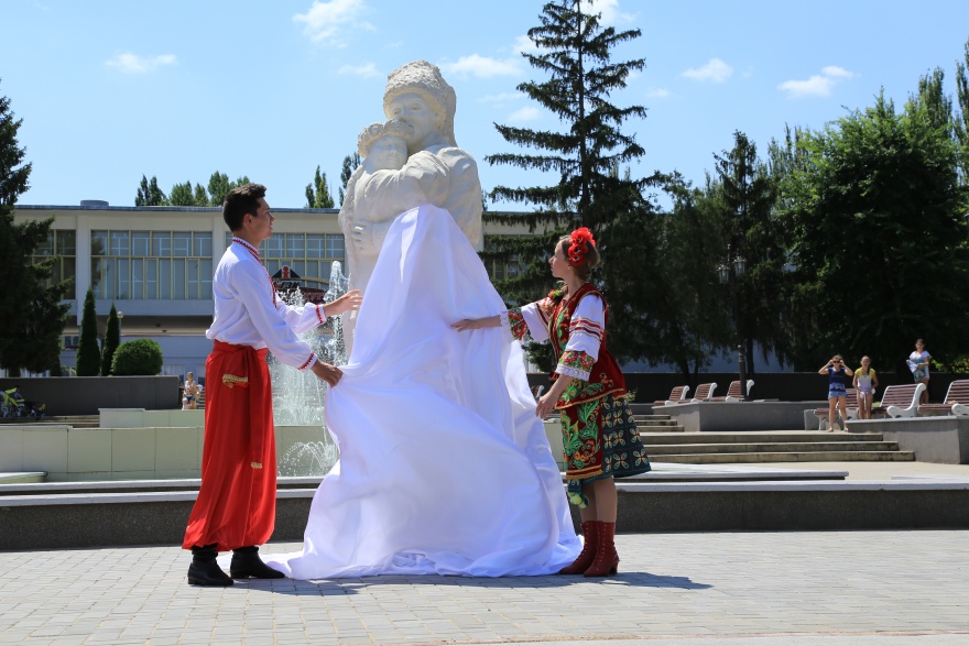 Ингулецкий ГОК открыл парковую скульптуру «Влюбленные»
