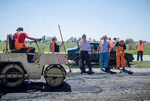 Комиссия Днепропетровской ОГА заставила подрядчика заново ремонтировать дорогу