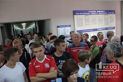 «Кривбас має бути!»: Горожане пришли в горисполком требовать сохранения футбольной школы и создания «Кривбасса»