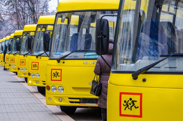 Всі райони Дніпропетровщини отримали новенькі шкільні автобуси
