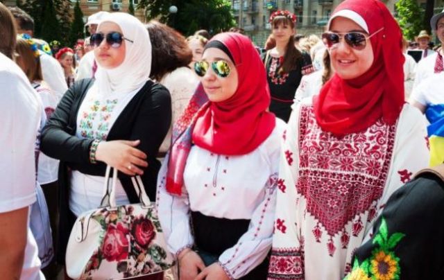 Криворожанка Мария Артемова популяризирует украинскую вышиванку среди турецкой молодежи