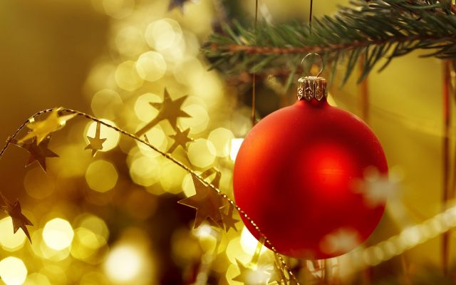 Безпечне свято: встановлюйте новорічну ялинку подалі від обігрівача та прикрашайте лише заводськими гірляндами