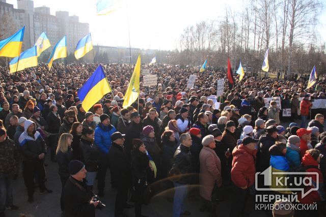 Жители Кривого Рога и Украины требуют свободы и справедливости. В Кривом Роге прошло воскресное Народное вече