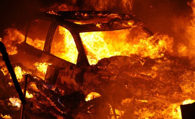 В Кривом Роге на временной стоянке горел автомобиль Skoda