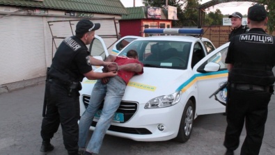 Криворожские правоохранители задержали местного жителя, регулярно грабившего рынок «Терминал»