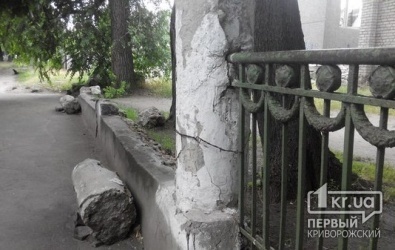 «Свидетели событий»: Старинную ограду вокруг криворожской школы спиливают на металлолом