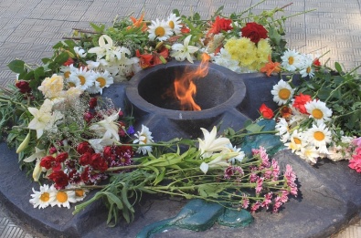 В День скорби и чествования памяти жертв войны в Украине ингульчане возложили цветы к вечному огню