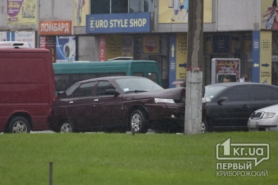 ДТП в Кривом Роге: Водитель ВАЗа въехал в электроопору на кольце 95 квартала
