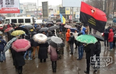 В Кривом Роге проходит патриотический митинг против «титушек» (ОБНОВЛЕНО)