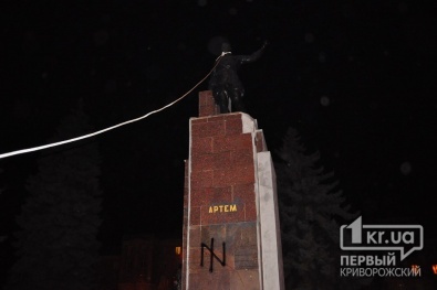 В ночь с 7 на 8 февраля в Кривом Роге снесли еще три памятника коммунистическим деятелям