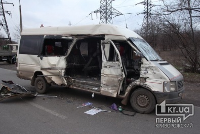 В Кривом Роге грузовик МАЗ столкнулся с маршруткой. 8 человек пострадали (ОБНОВЛЕНО)