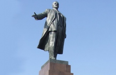 Под Кривым Рогом снесли еще один памятник Ленину