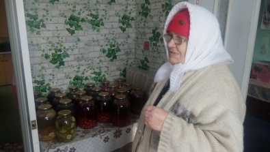 Криворожская пенсионерка вяжет теплые подарки бойцам в зону АТО