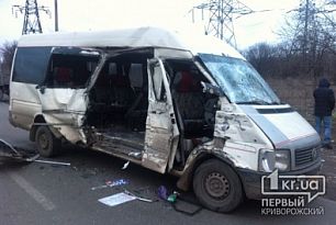В Кривом Роге столкнулись маршрутка и грузовик. Пострадали 8 человек