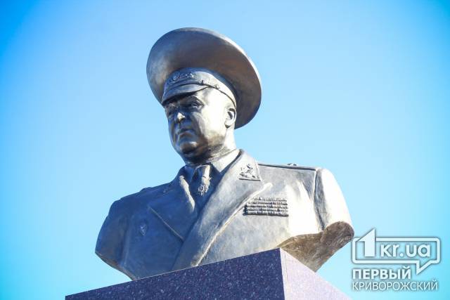 Память Александра Радиевского увековечили в памятнике на территории части 3011