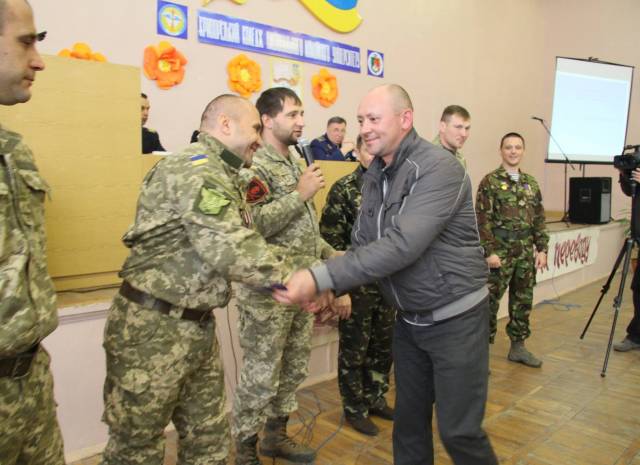 Бойцы «Кривбасса» наградили фельдшера и водителя «скорой помощи»