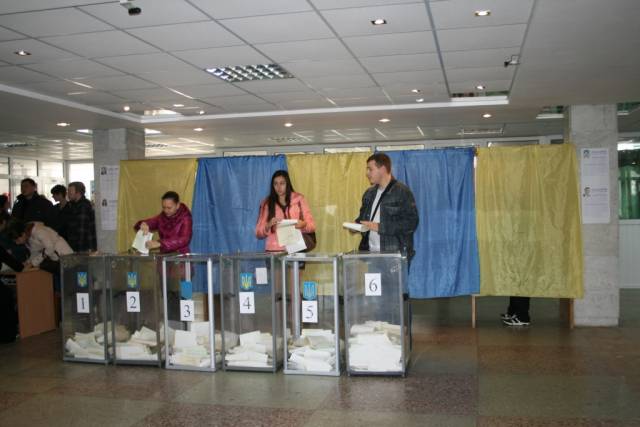 Свидетели событий: в Новополье люди в военной форме окружили избирательный участок