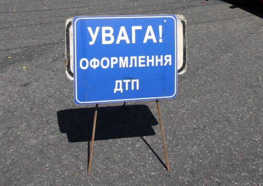 В Днепропетровской области ВАЗ влетел в маршрутку. Два человека погибли