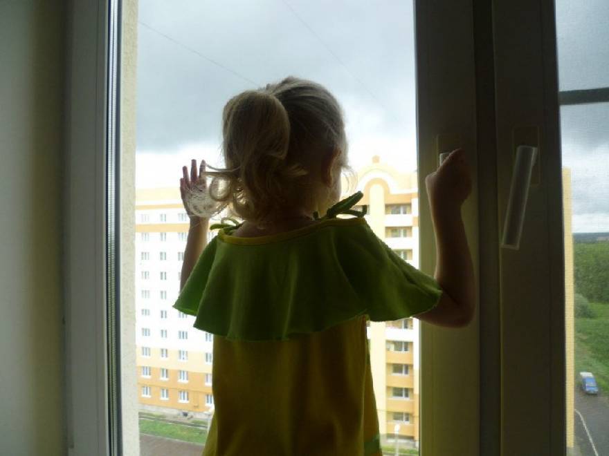 В Кривом Роге из окна 4 этажа выпала 3-летняя девочка