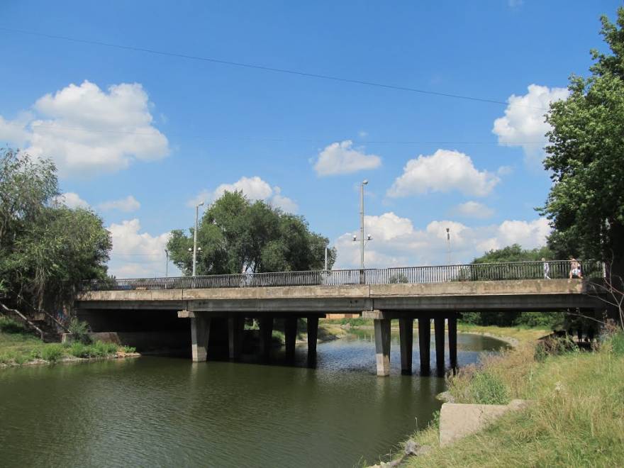 В Кривом Роге произошел обвал моста через реку Ингулец