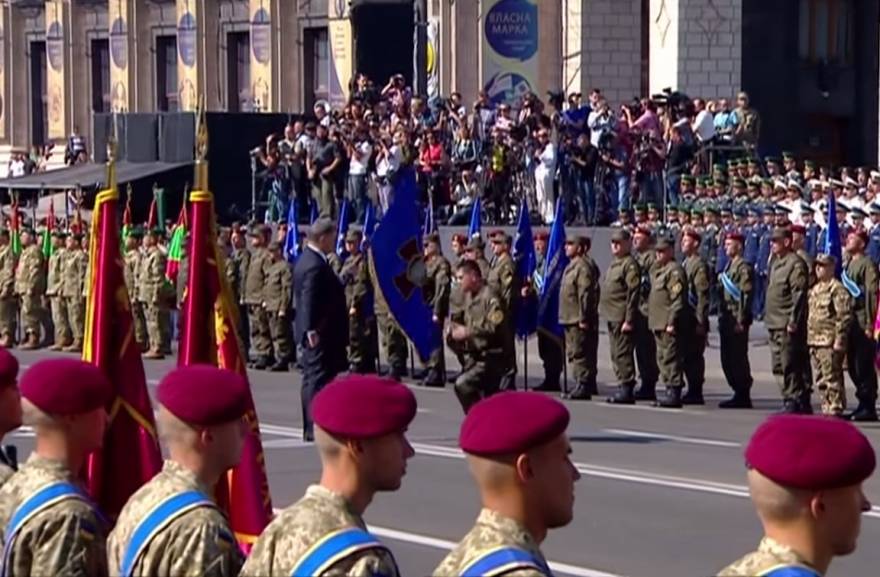 Петр Порошенко вручил боевое знамя криворожской бригаде Нацгвардии