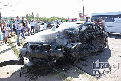 В Кривом Роге произошло страшное ДТП. Два человека погибли на месте аварии (ОБНОВЛЕНО)