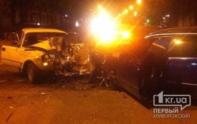 Страшная авария в Кривом Роге: на проспекте Гагарина лоб в лоб столкнулись ВАЗ и Lexus