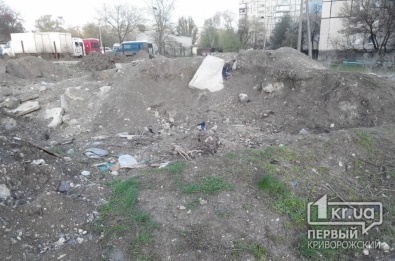 «Свидетели событий»: Коммунальщики превратили двор на Мелешкина в настоящую свалку