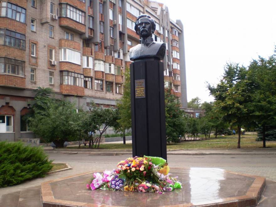Криворожские школьники стали «живым коридором» для руководства города во время возложения цветов к памятнику Александру Полю