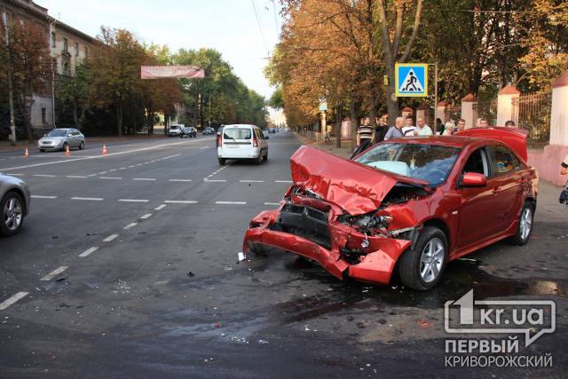 В Кривом Роге произошла крупная авария: столкнулись 4 автомобиля