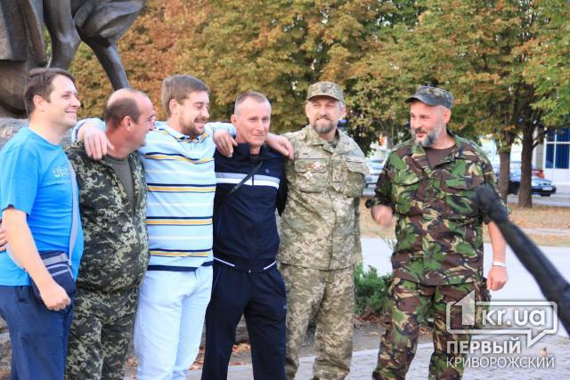 Кривой Рог встретил пятую группу демобилизованных бойцов 17 ОТБр прибывших из зоны проведения АТО (ОБНОВЛЕНО)