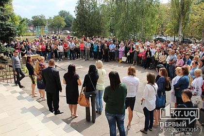 Акция против закрытия школы №20: Люди провожали горисполком криками «Ганьба»