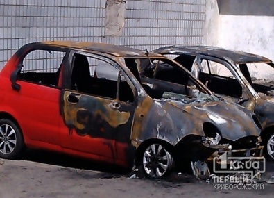В Кривом Роге на временной стоянке сгорели два авто