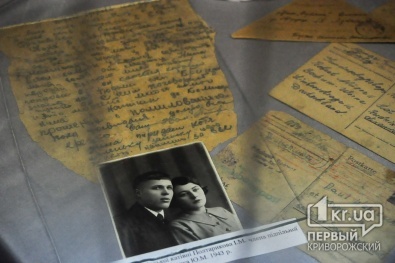 В криворожском музее открылась выставка ко Дню Победы «Треугольники судьбы»