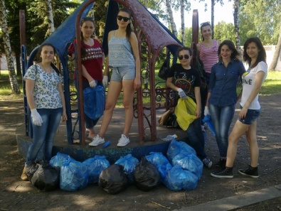 Криворожские активистки убрали парк «Юбилейный»