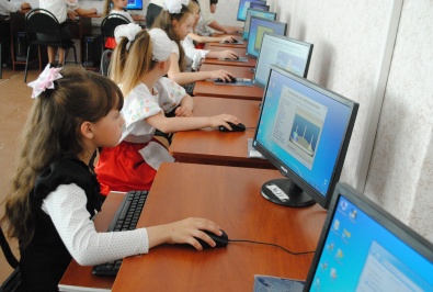 Центральный ГОК подарил школьникам компьютерный класс