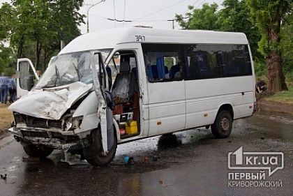 Смертельное ДТП в Кривом Роге: Маршрутка с пассажирами въехала в дерево. Водитель погиб