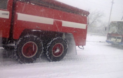 Недалеко от Кривого Рога школьный автобус с детьми попал в снежный плен