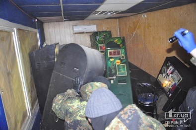 Криворожская милиция устанавливает личность владельца нелегального зала игровых автоматов