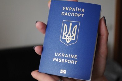 Украинцев заставляют переплачивать за биометрические паспорта (ИНФОГРАФИКА)