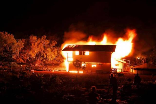 В Кривом Роге горит дом на 4 семьи