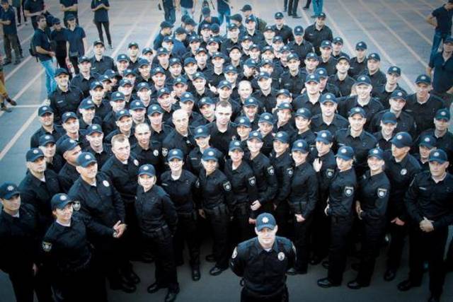 С сегодняшнего дня в Украине работает полиция, а милиционеры получили статус «исполняющих обязанности»