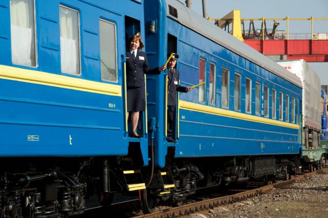Из Кривого Рога начал курсировать поезд в Красноармейск