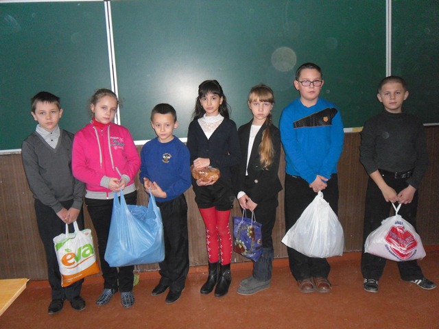 Криворізькі школярі передали полоненим на Донбас теплі речі та харчі